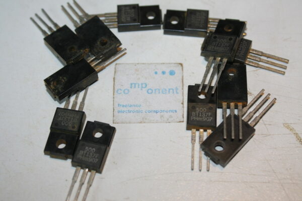 BT137F Triac 8A 600V Isolato TO-220 -2Pcs(SC-16)