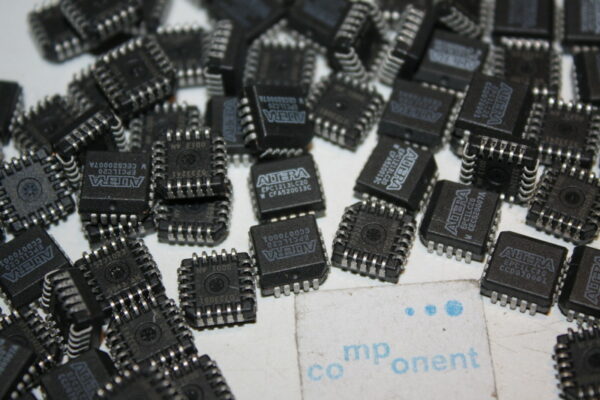 EPC1LC20 ALTERA EPC1 FLEX FPGA Memory Intel Flash 1Mb 8 MHz PLCC-20 -1Pcs(SC-16)