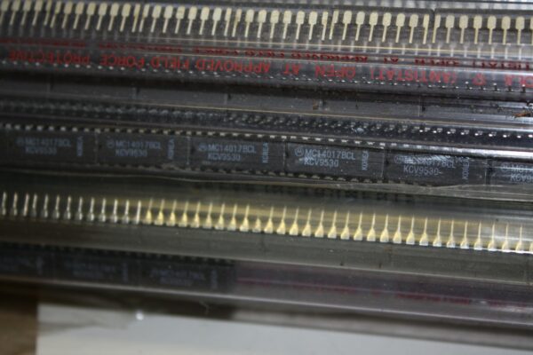 MC14017BCL KCV9530 CIRCUIT INTEGRE LOGIC CMOS CERAMIQUE VINTAGE  -1Pcs(B1)