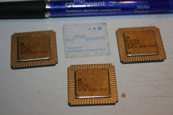 R80188 AMD 80188 FAMILY iAPX86 MICROPROCESSORS 10Mhz  CPU DRAM -1Pcs(SC-15)