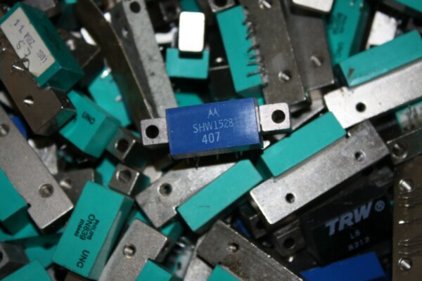 SHW1528 MOTOROLA  RF Power Transistors CATV Pre-Amplifier  1Pcs(B6-RC29)